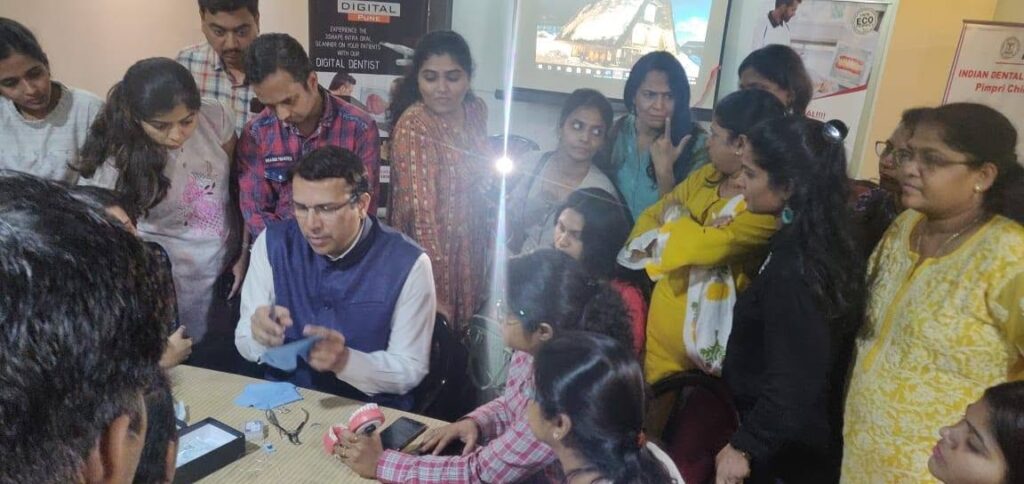 Dr. Mandar Joglekar teaching Rubber dam course at IDA PCMC